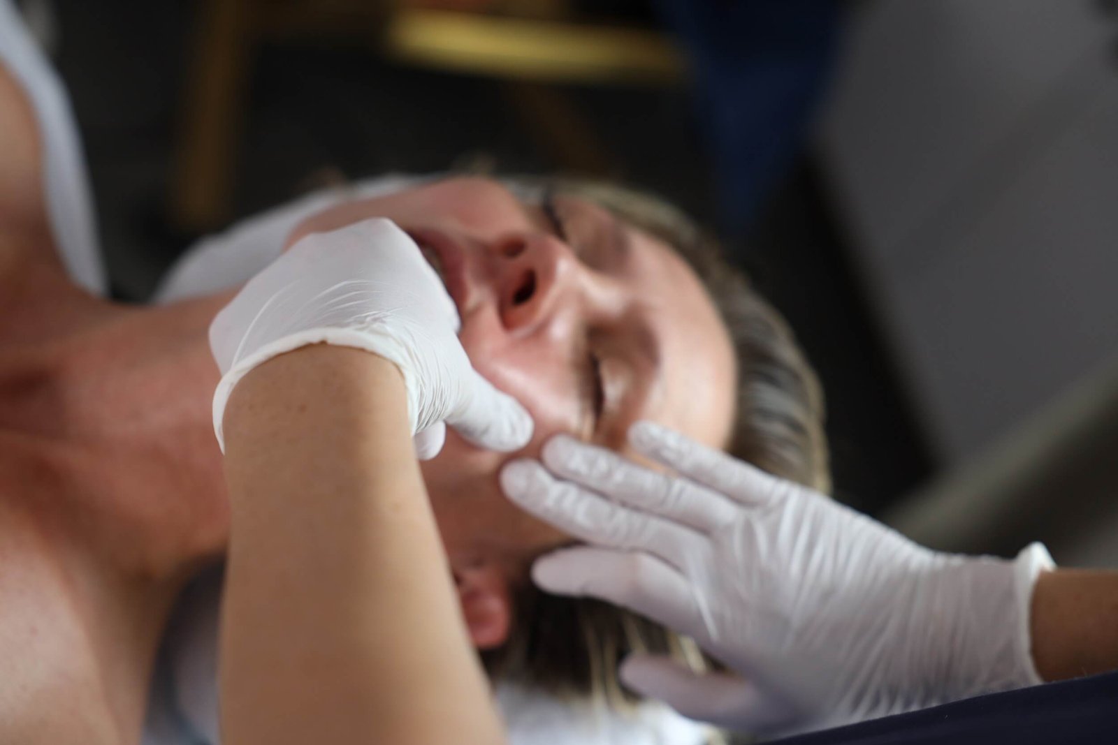 Massage du visage par l'entreprise Shanrak